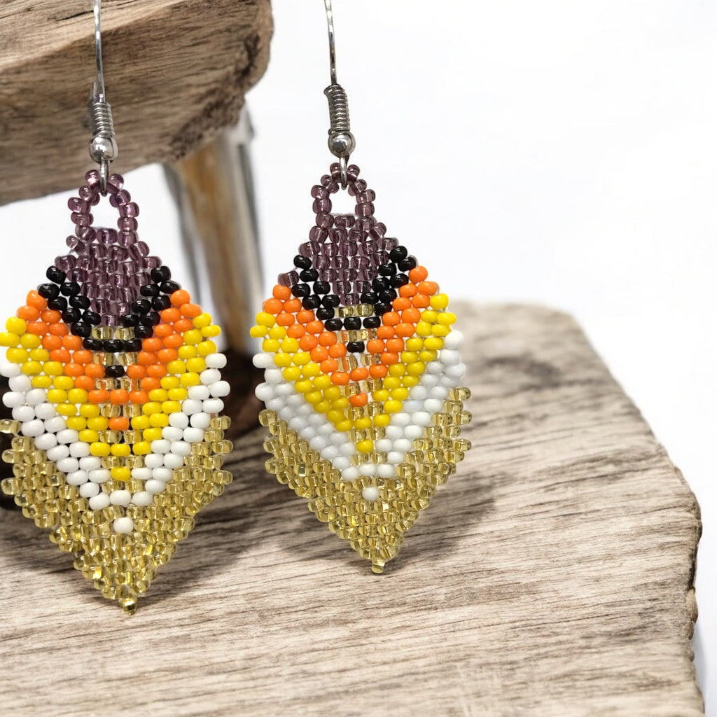 Boucles d'oreilles pendantes OldTribes™ en plumes perlées dorées et mûre