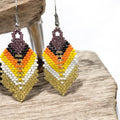 Boucles d'oreilles pendantes OldTribes™ en plumes perlées dorées et mûre