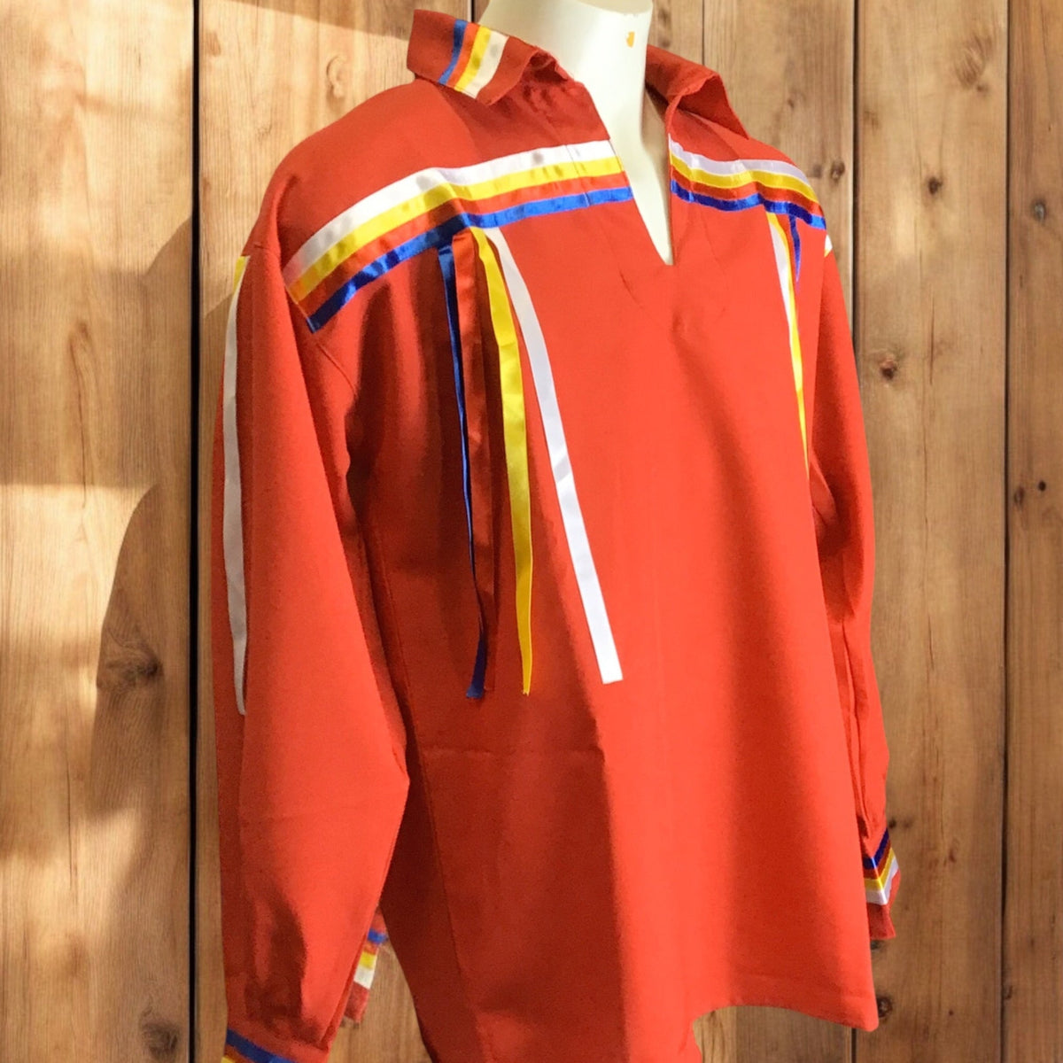 Chemise à ruban rouge