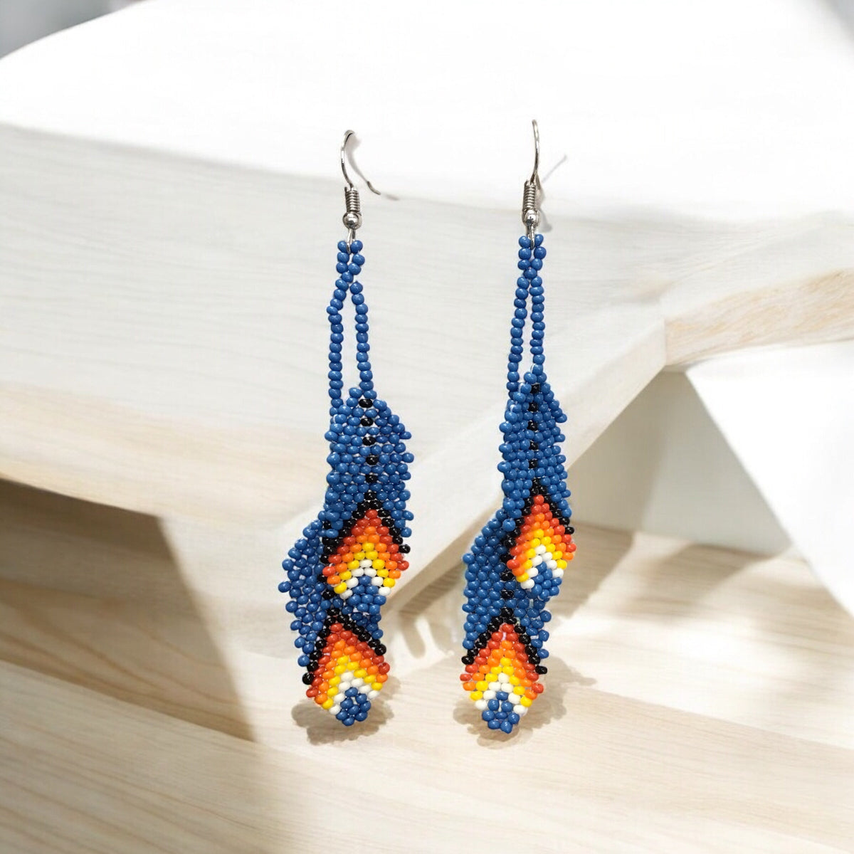 Boucles d'oreilles OldTribes™ en plumes perlées bleu foncé