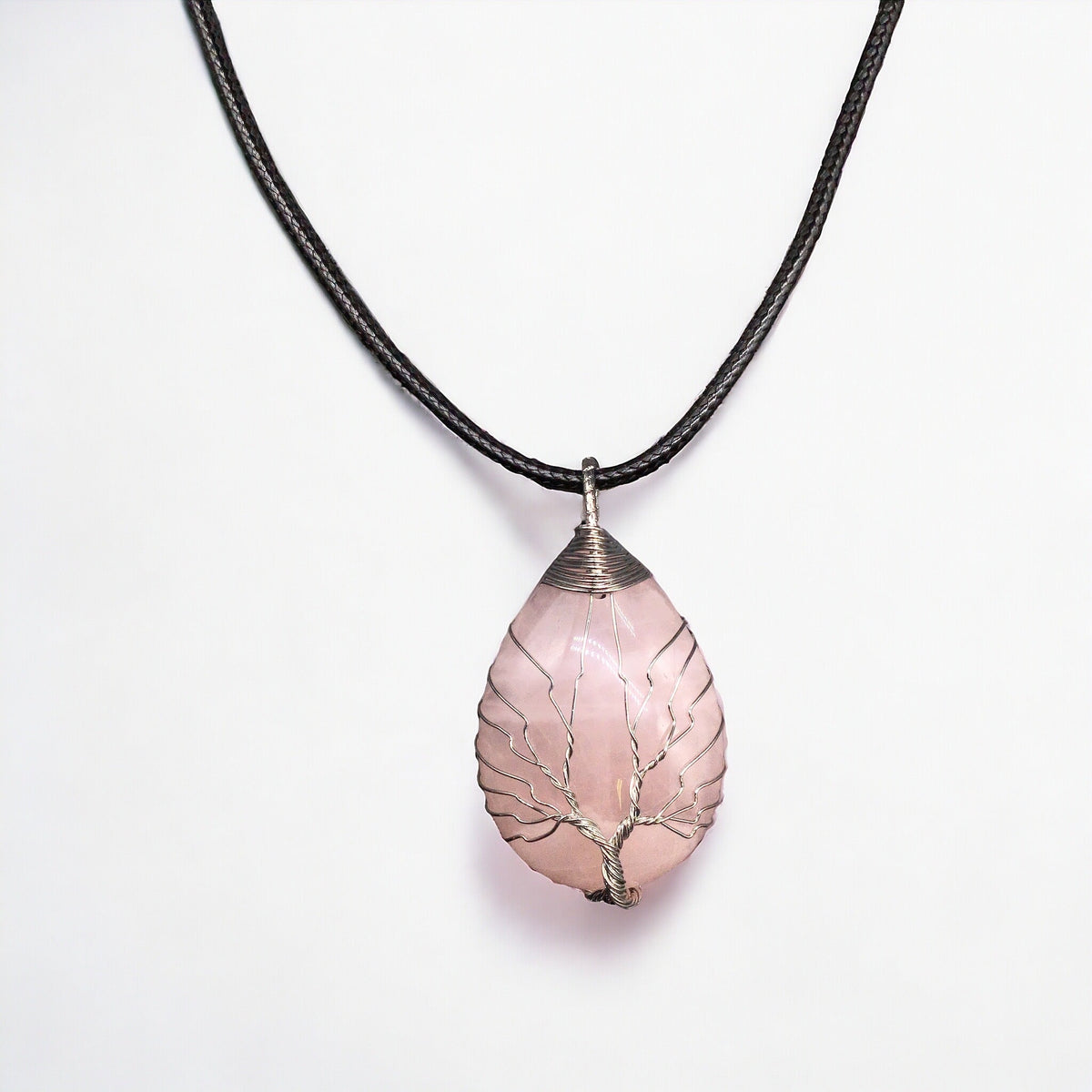 Pendentif en pierre précieuse rose clair, serti dans un arbre de vie en argent