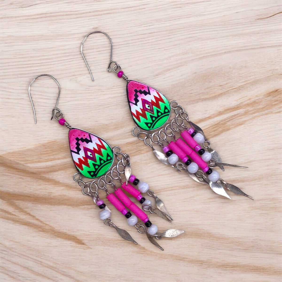 Boucles d'oreilles larmes roses et vertes de petite taille OldTribes™ inspirées du sud-ouest