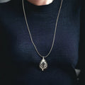 Pendentif en pierre gemme noire serti d'un arbre de vie argenté