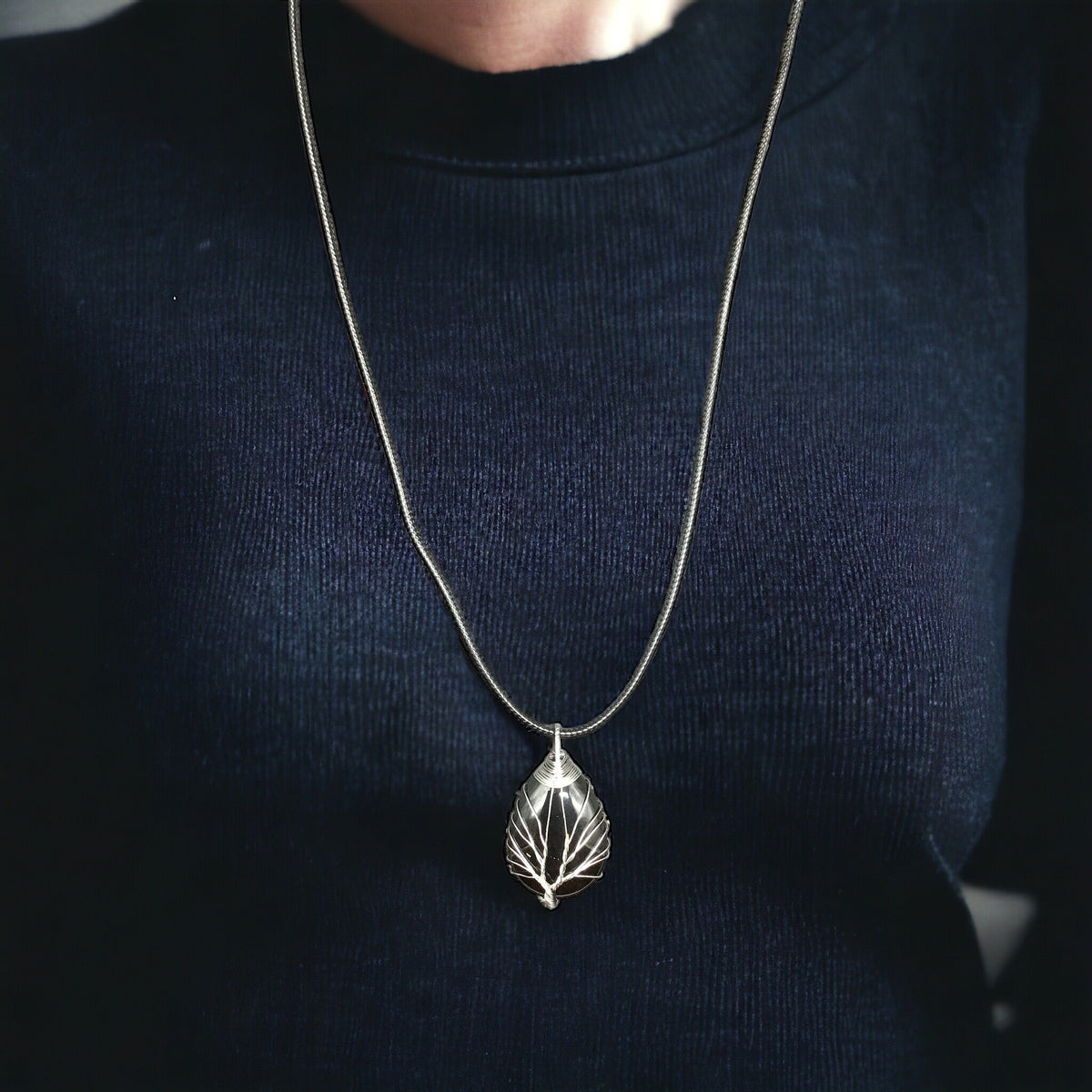 Pendentif en pierre gemme noire serti d'un arbre de vie argenté