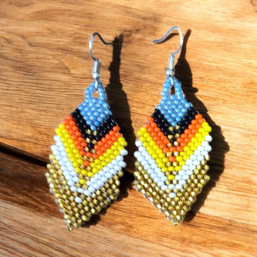 Boucles d'oreilles pendantes à perles et plumes bleu ciel et dorées