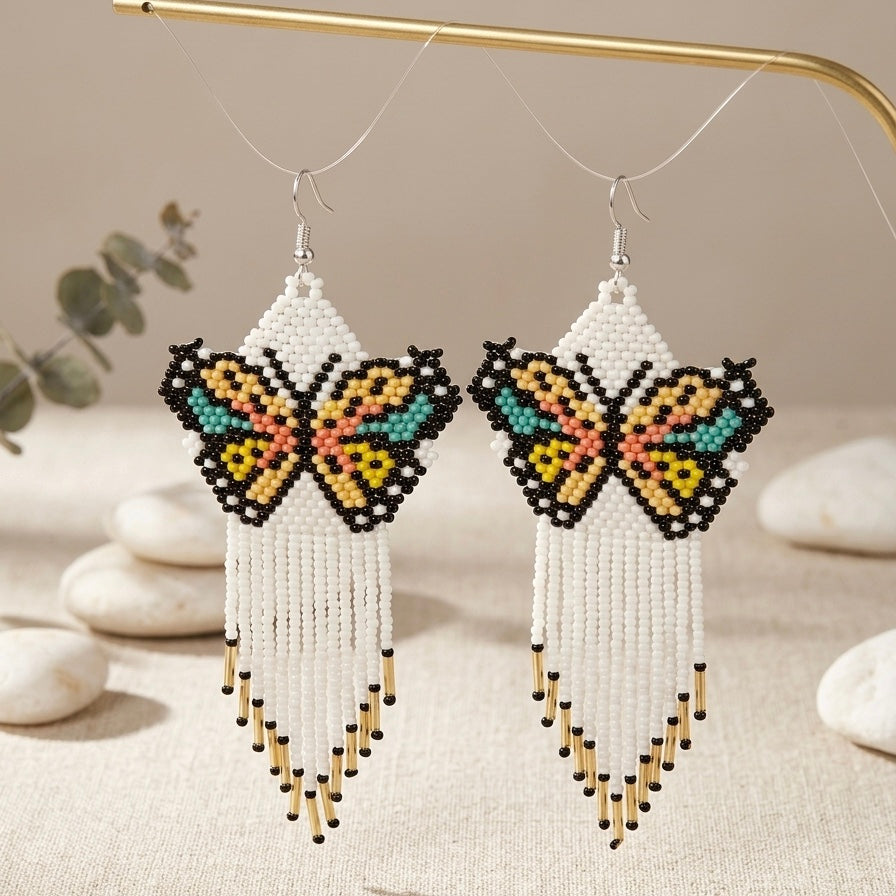 Boucles d'oreilles blanches perlées Ailes de danse