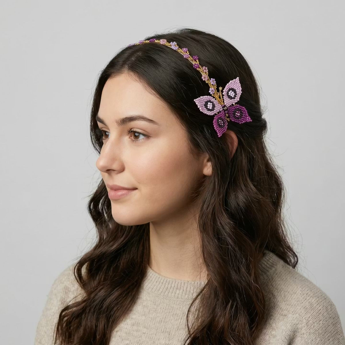 Bandeau perlé avec papillon rose