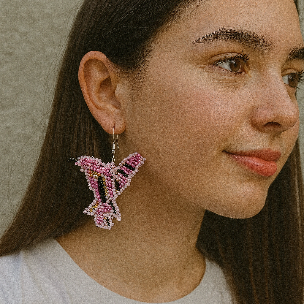 Boucles d'oreilles oiseau perlées noires roses