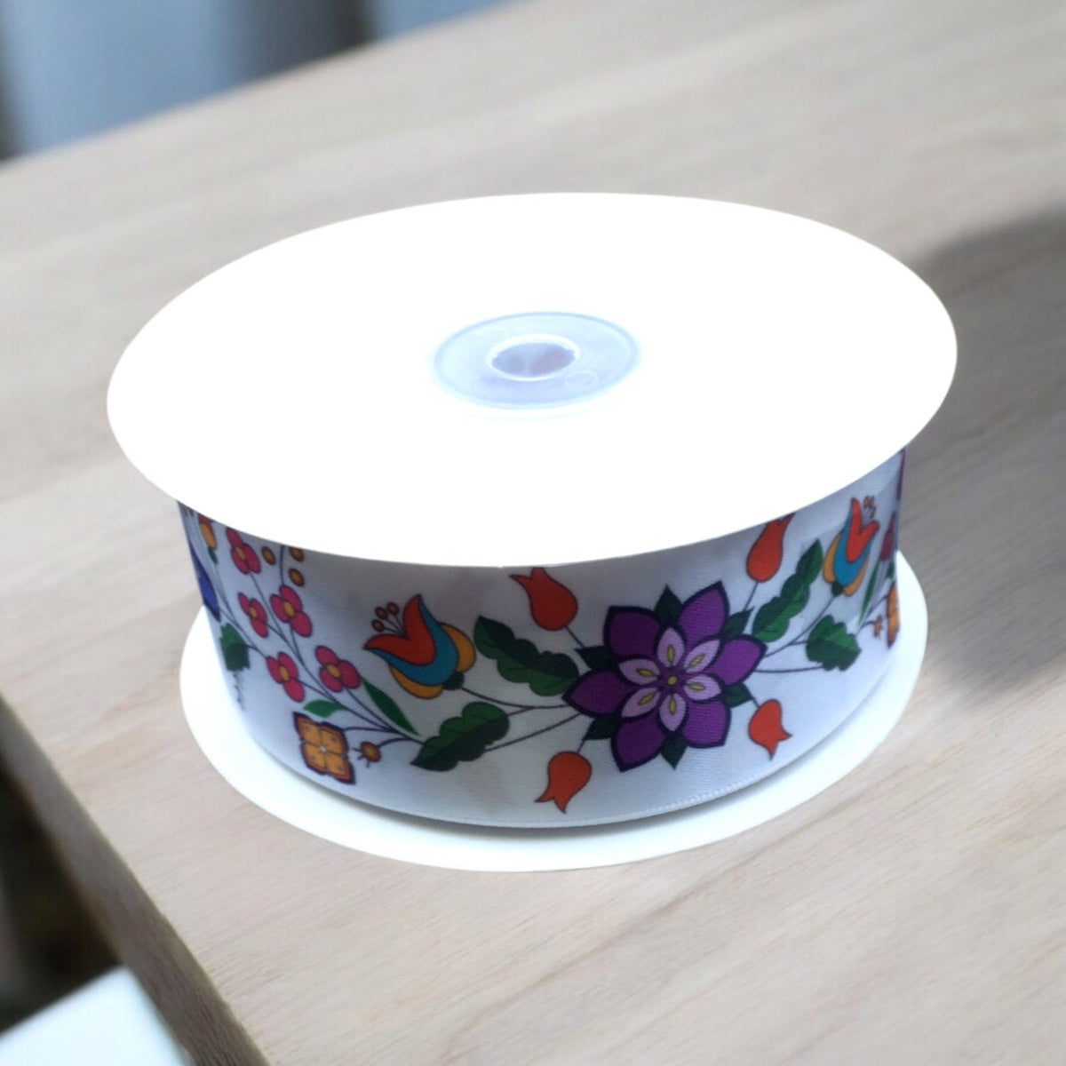 Rouleau de ruban floral double face blanc
