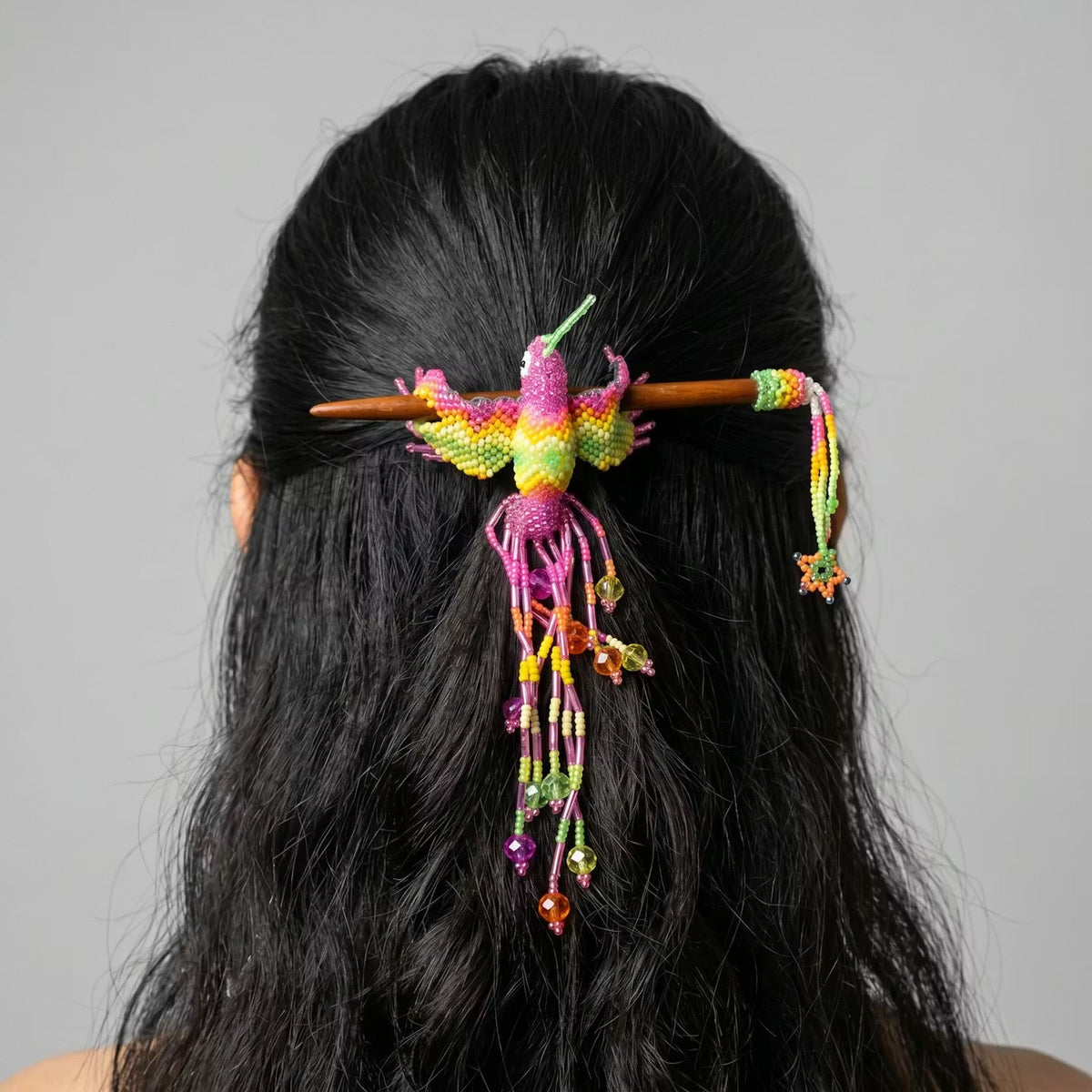 Pic à cheveux orné de perles Colibri rose