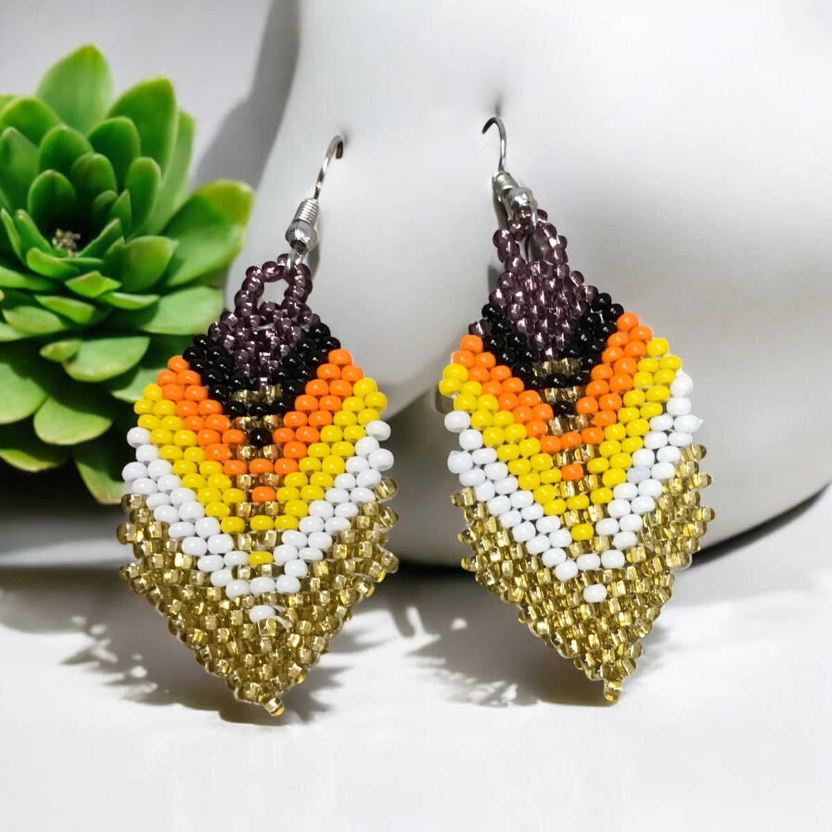 Boucles d'oreilles pendantes OldTribes™ en plumes perlées dorées et mûre