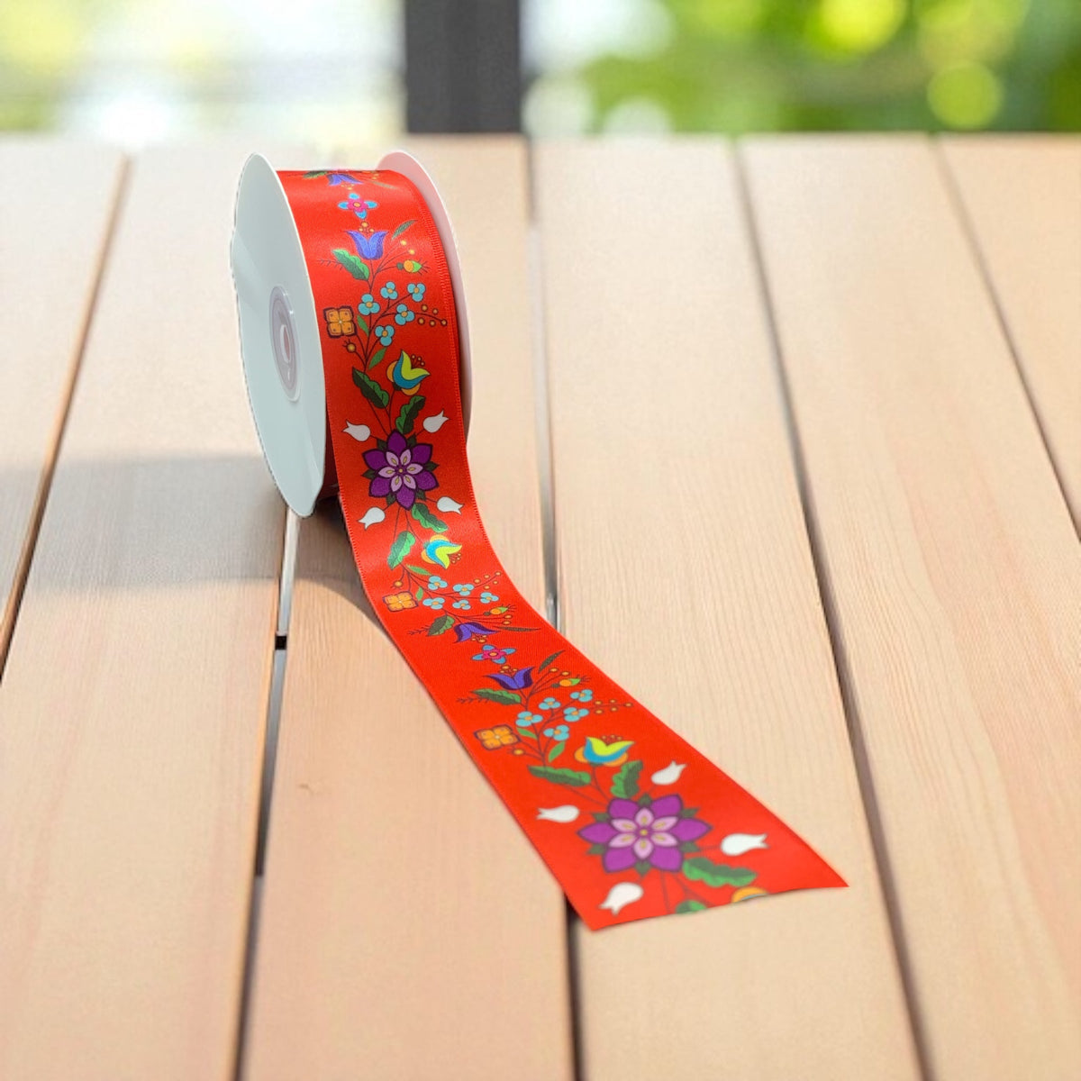 Rouleau de ruban floral rouge double face
