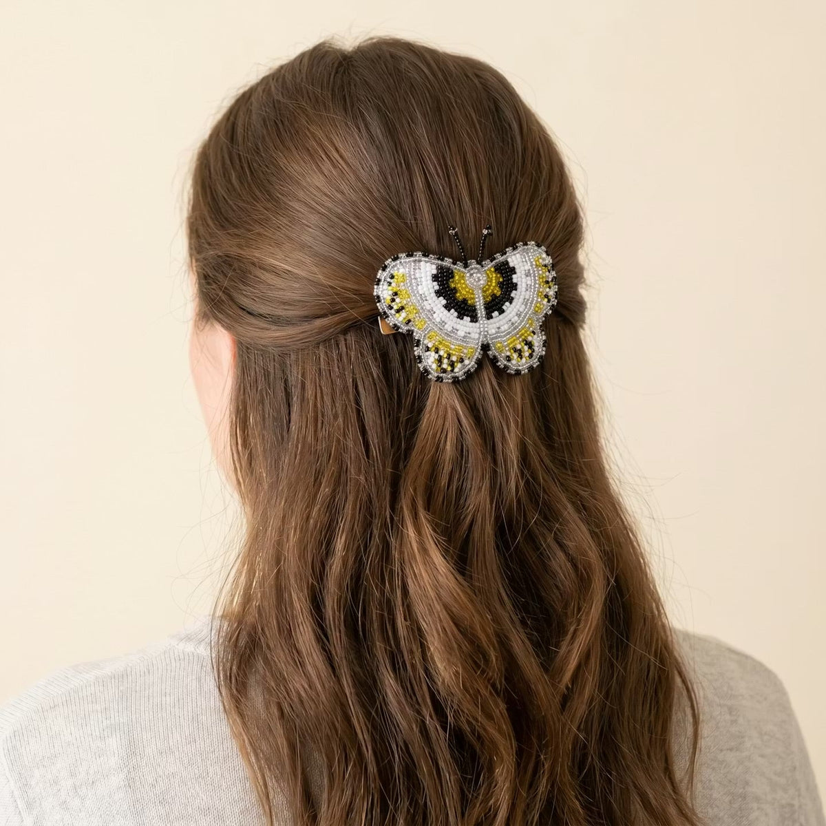 Barrette perlée papillon argentée