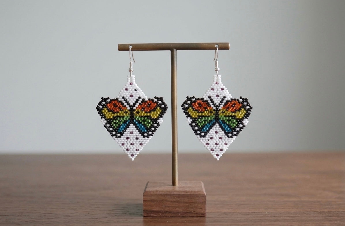 Boucles d'oreilles papillon perlées (blanc)