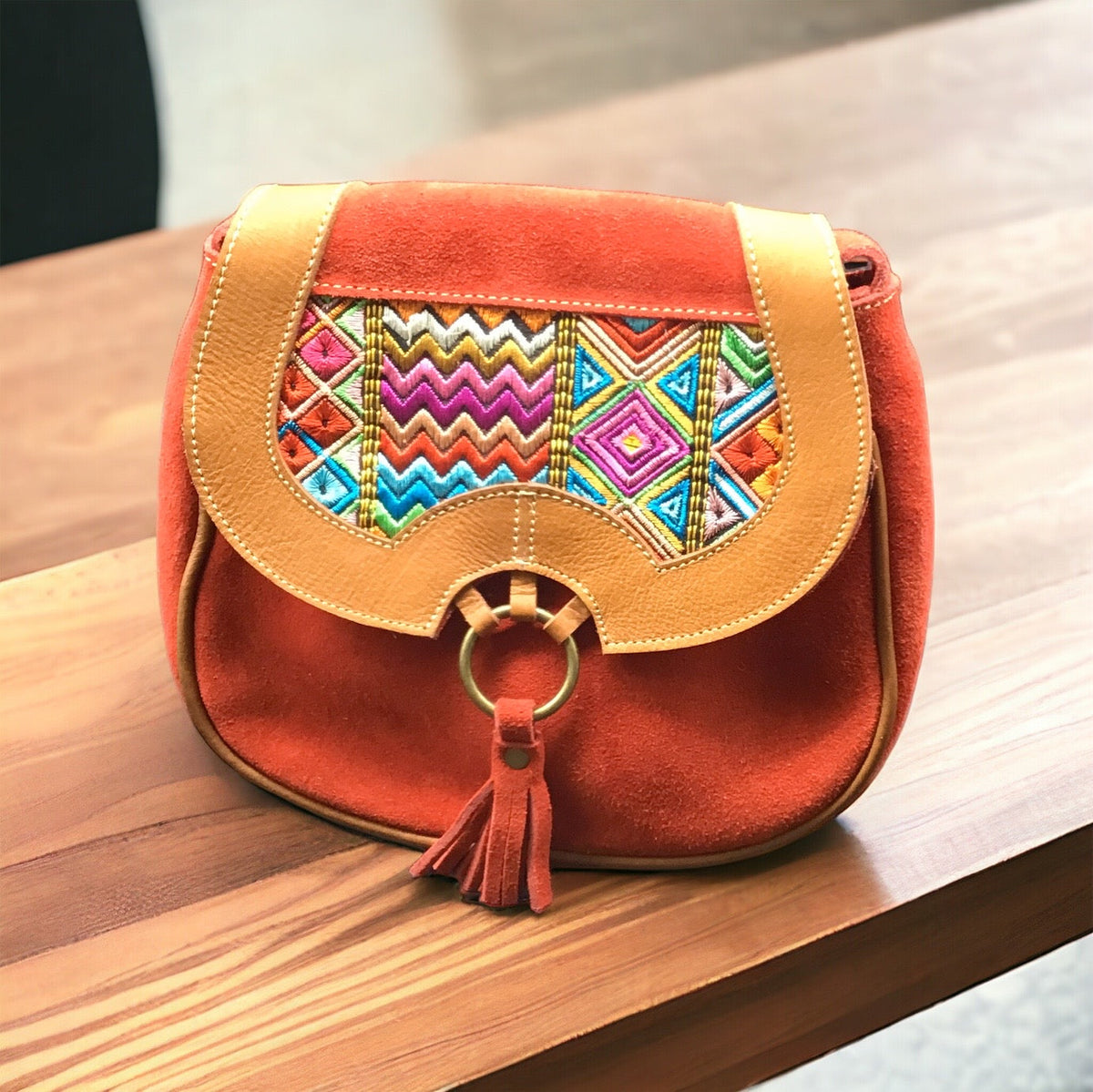 Sac bandoulière en cuir rouge brodé