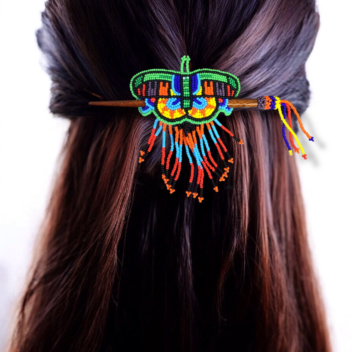 Barrette en perles papillon en bâtonnets de bois rouges et verts avec franges