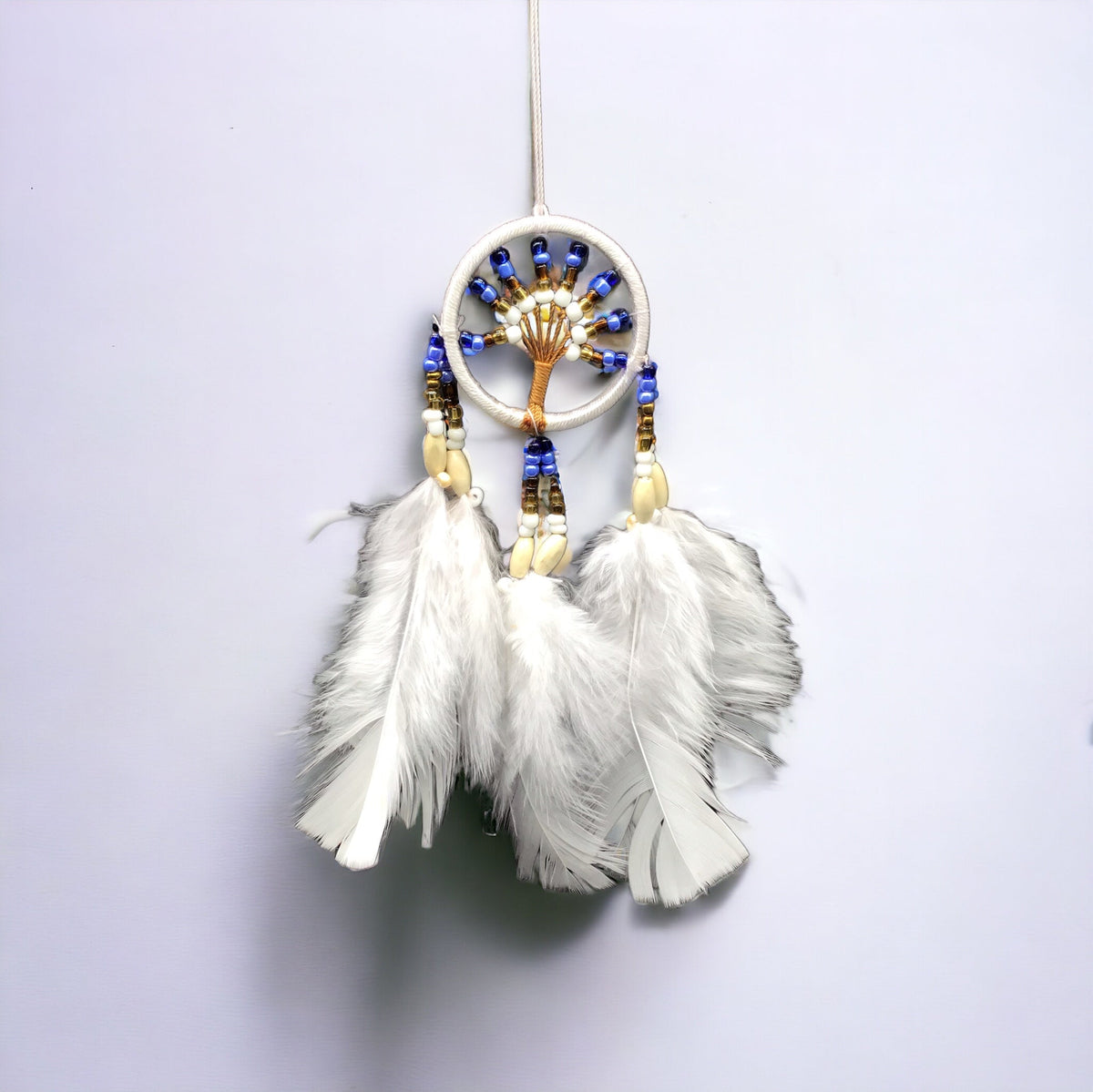Petit attrape-rêves blanc fait main avec des plumes blanches
