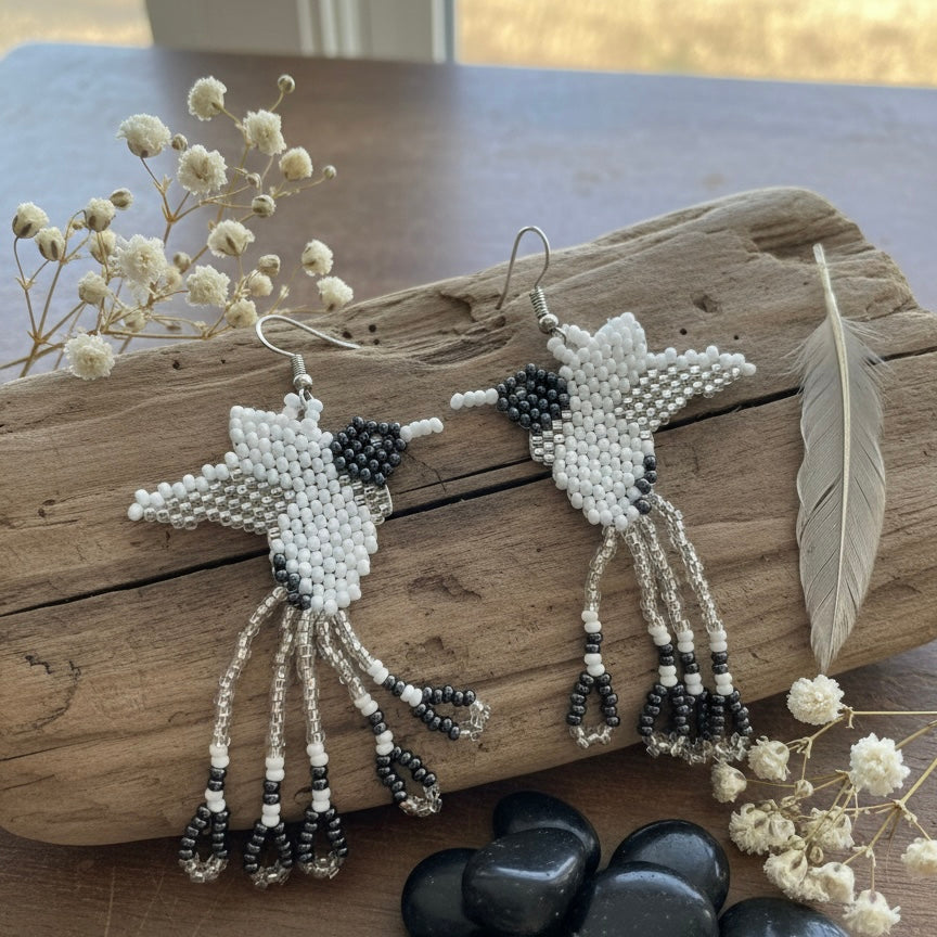 Boucles d'oreilles colibri perlées faites à la main – blanc et noir