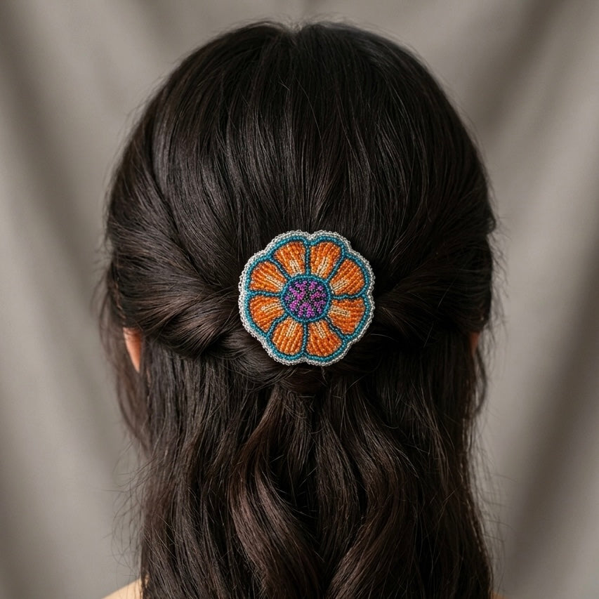 Barrette fleur perlée argentée
