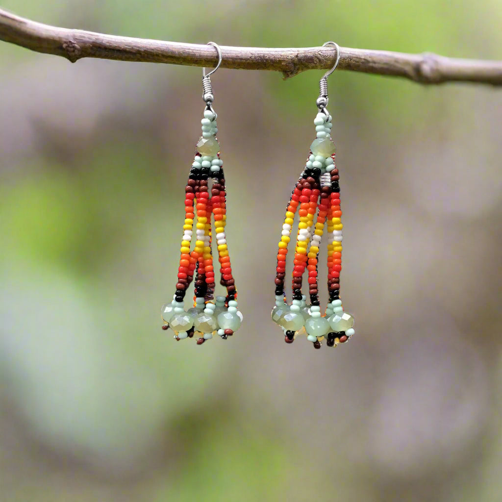 Boucles d'oreilles pendantes en cascade de six brins de perles vert pâle