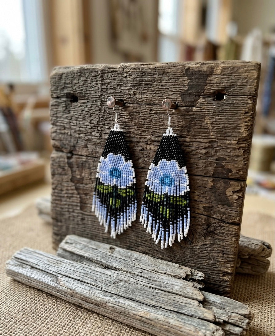 Boucles d'oreilles fleuries perlées (bleues)