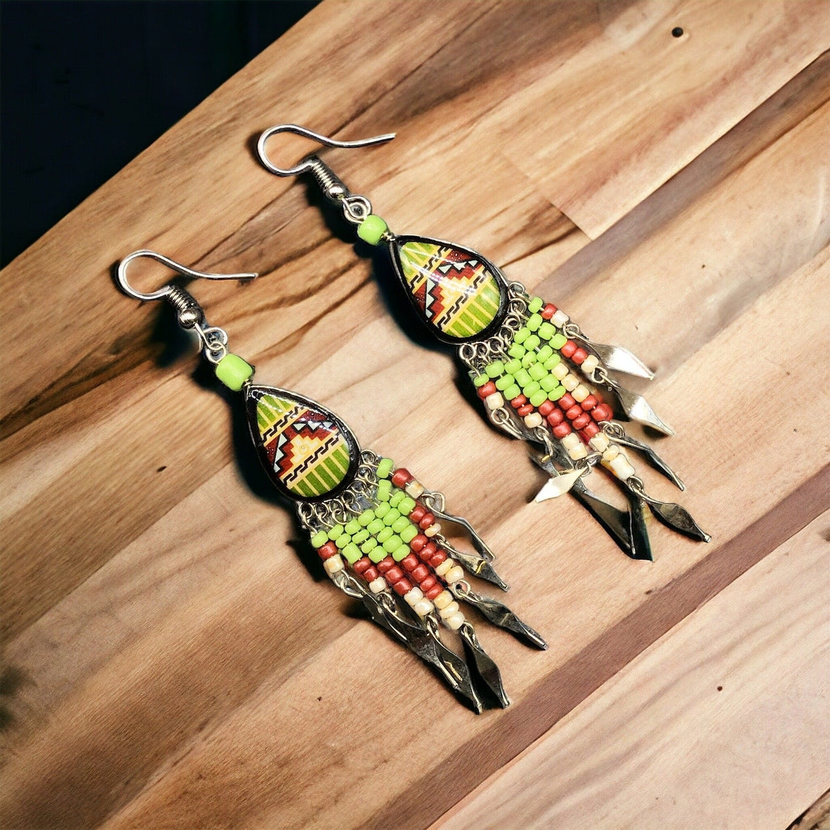 Boucles d'oreilles pendantes OldTribes™ de petite taille, larmées, vertes et rouges du sud-ouest