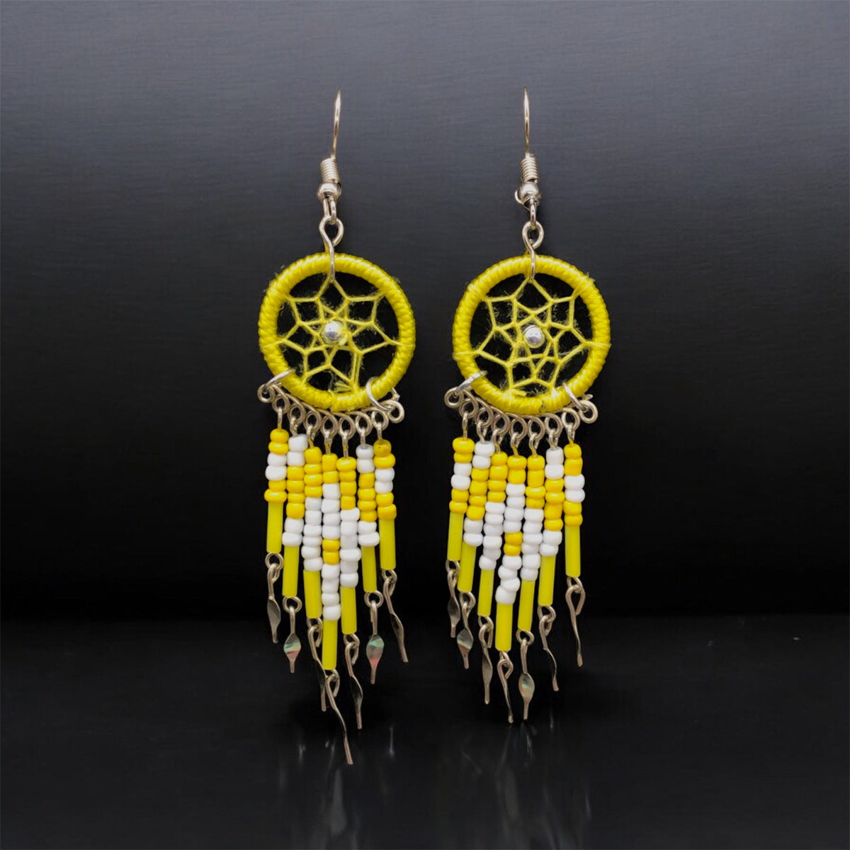 Boucles d'oreilles Attrape-rêves perlées jaunes et blanches