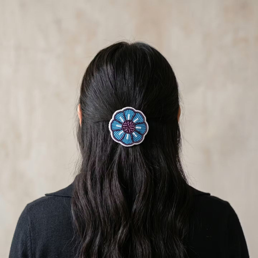 Barrette à fleurs perlée bleue