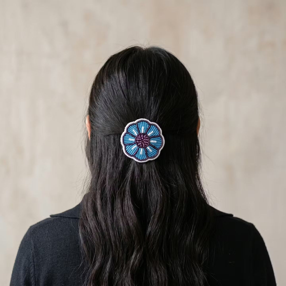 Barrette à fleurs perlée bleue