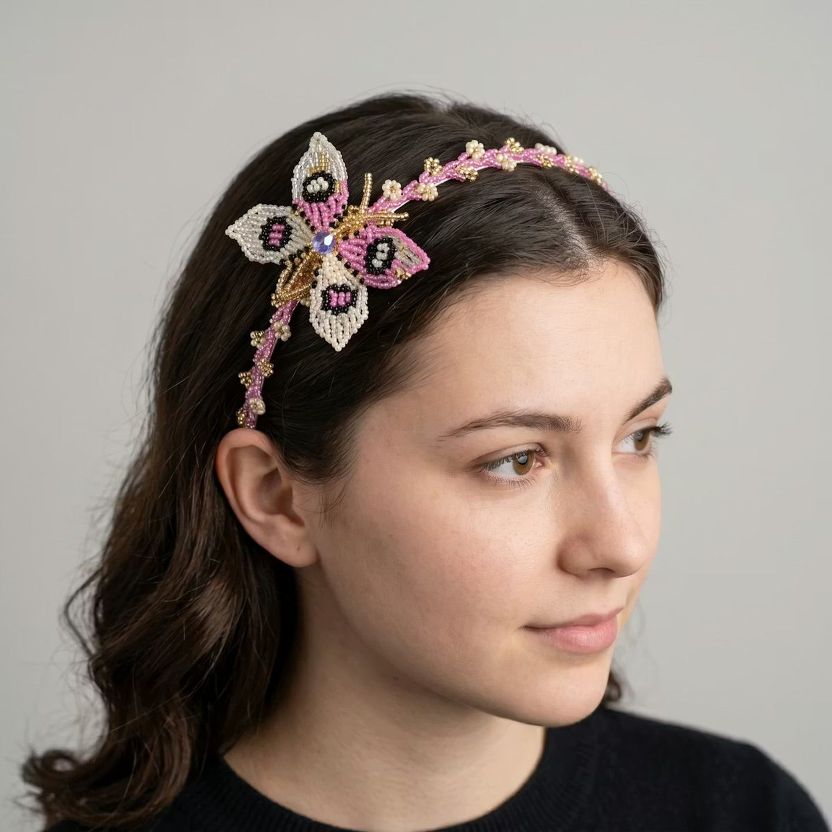 Bandeau perlé avec papillon rose