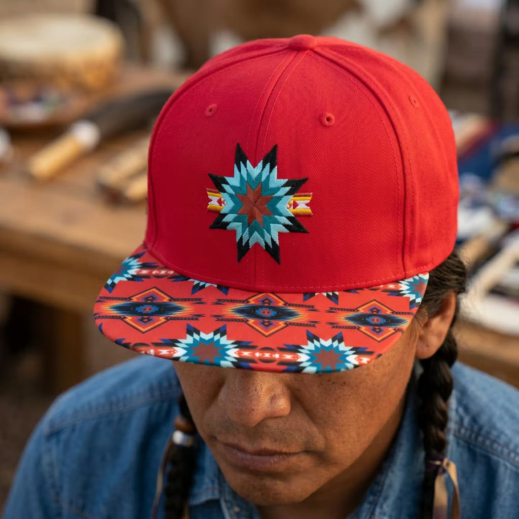 Chapeau brodé autochtone rouge