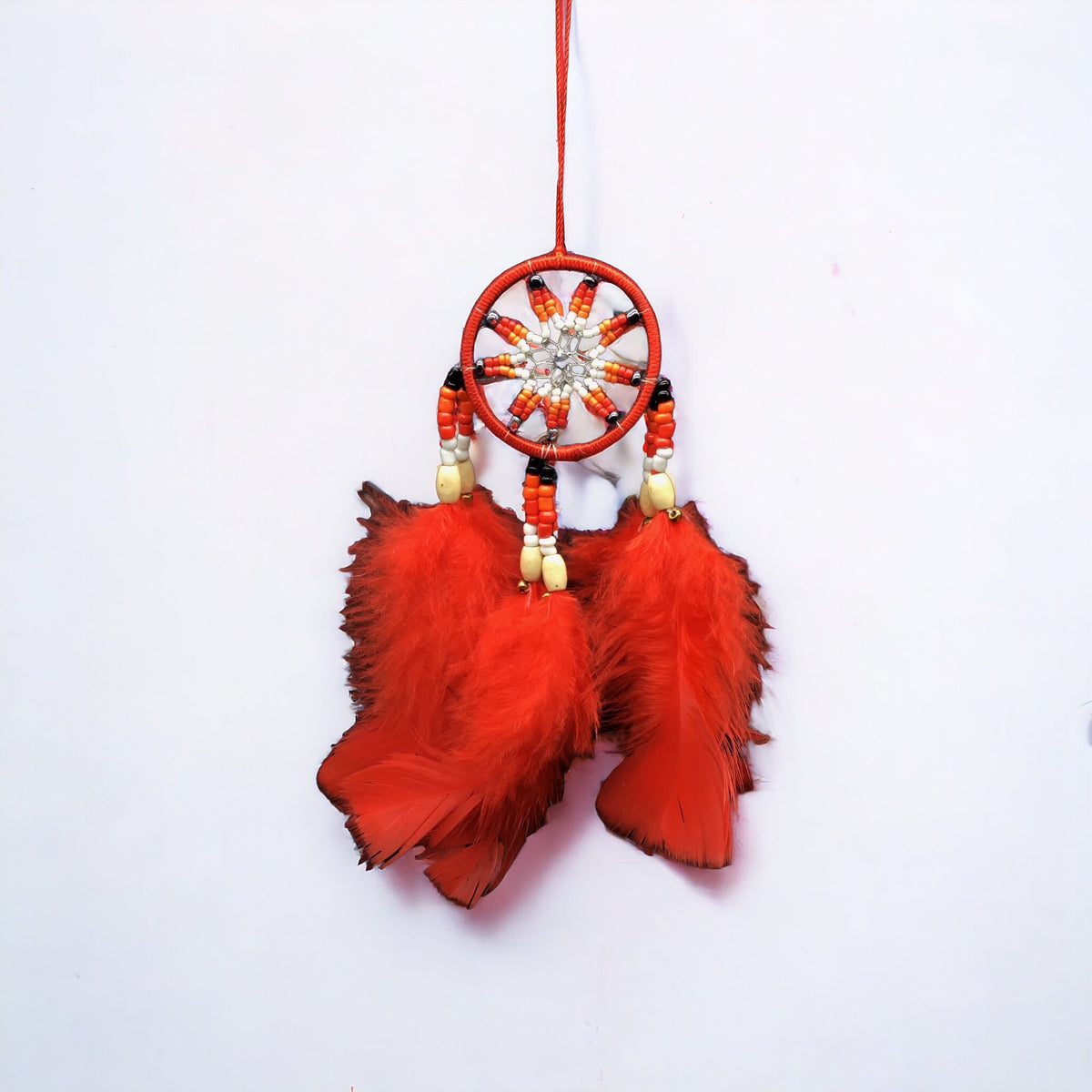 Petit attrape-rêves rouge fait main avec plumes rouges