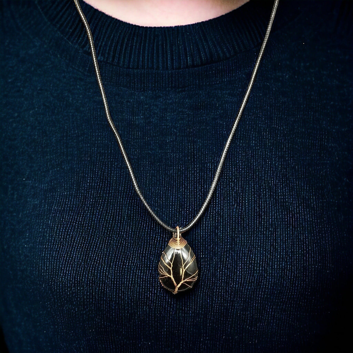 Pendentif Pierre Noire sertie d'un Arbre de Vie Doré
