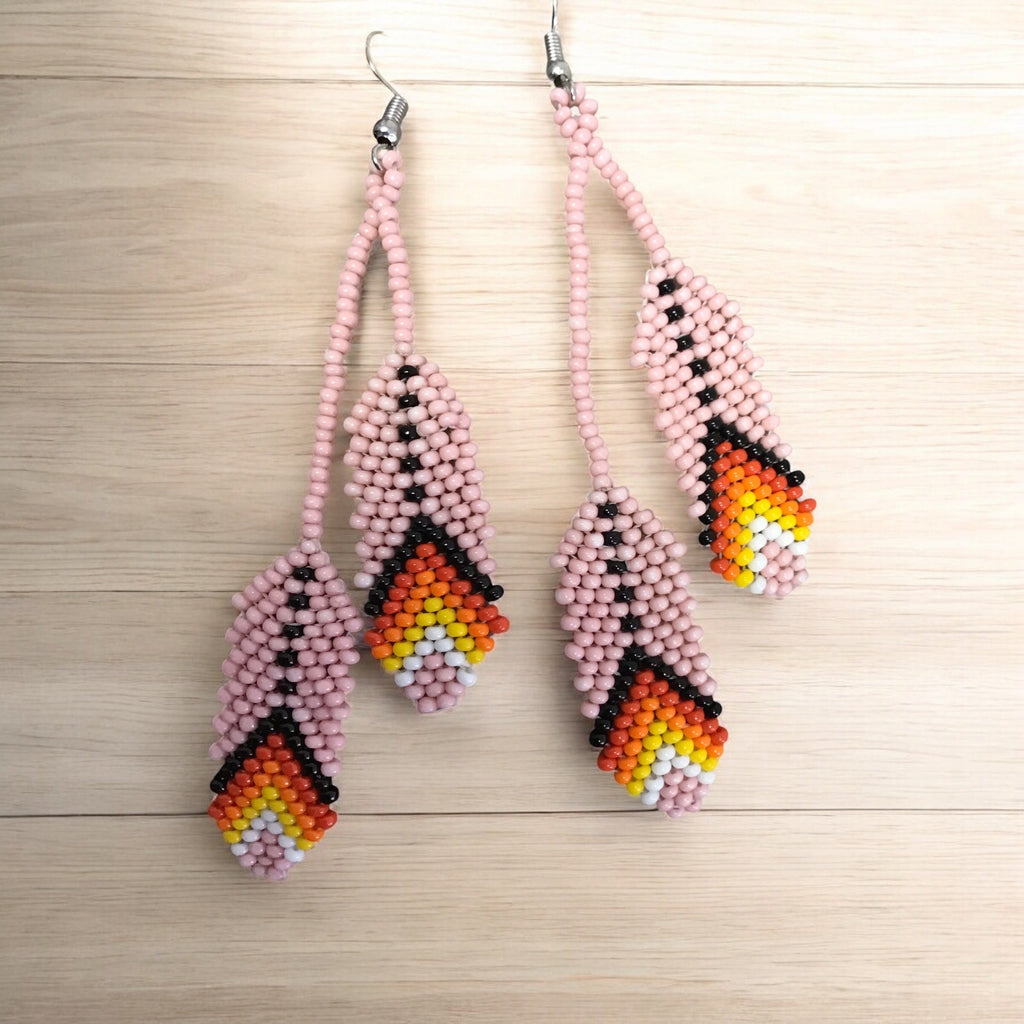 Boucles d'oreilles OldTribes™ en perles roses et plumes