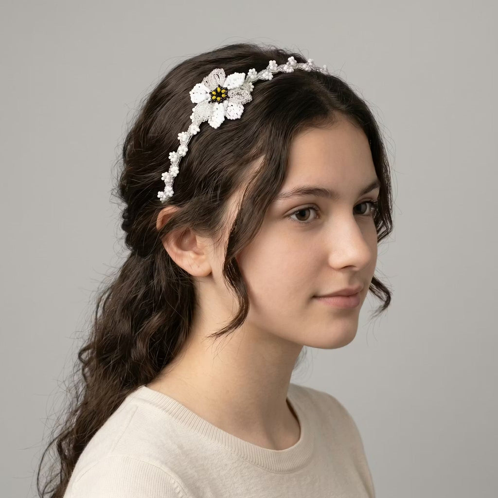 Serre-tête perlé avec fleur blanche