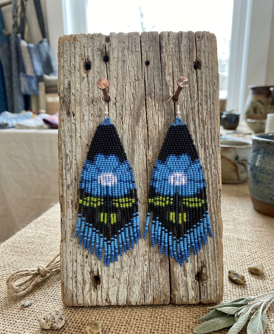 Boucles d'oreilles fleuries perlées (bleues)