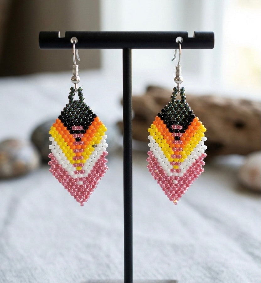 Boucles d'oreilles pendantes OldTribes™ en plumes roses perlées