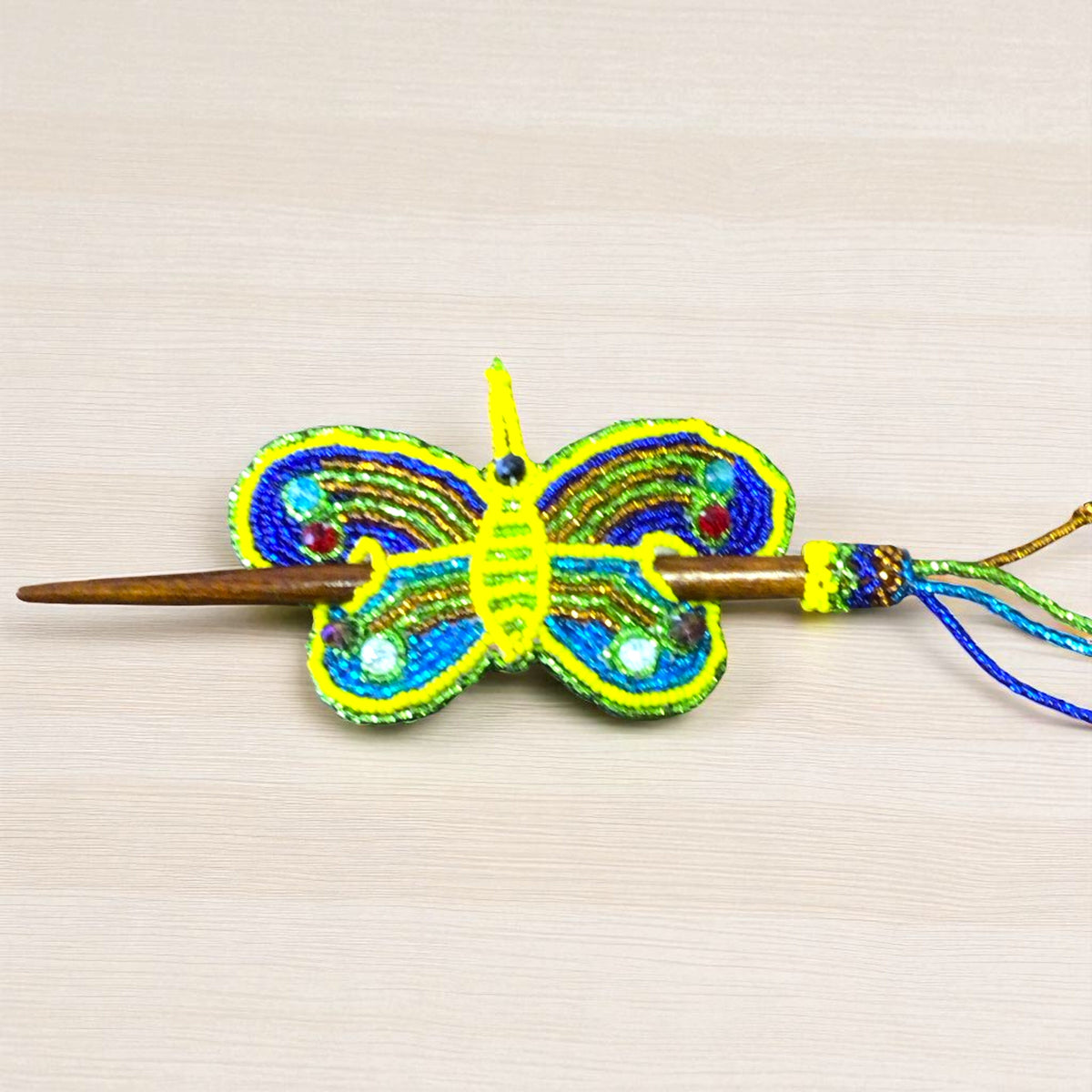 Barrette papillon faite à la main en perles jaune-vert