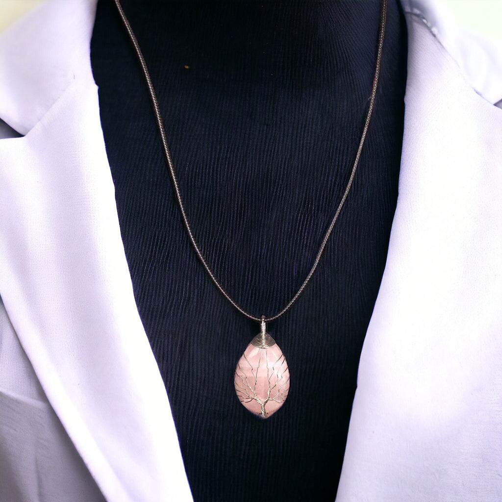 Pendentif en pierre précieuse rose clair, serti dans un arbre de vie en argent