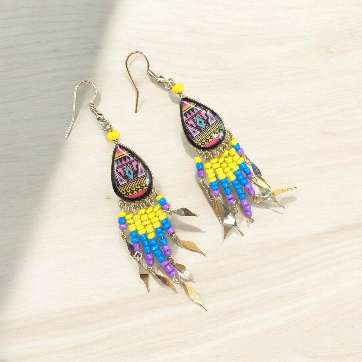 Boucles d'oreilles OldTribes™ petites en forme de goutte, violettes et jaunes, style sud-ouest