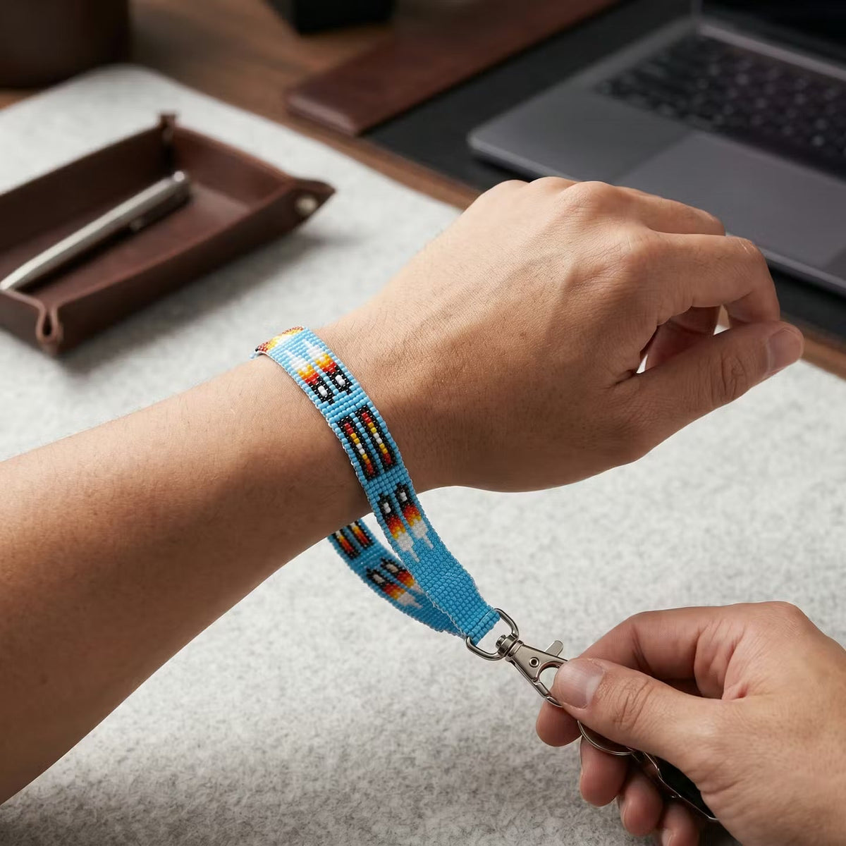 Lanière de poignet bleue de style amérindien