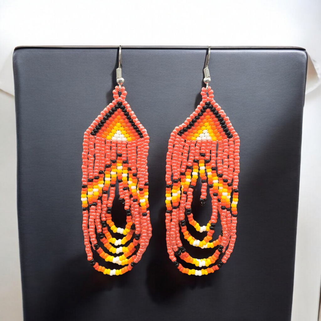Boucles d'oreilles rouges perlées en forme de virgule