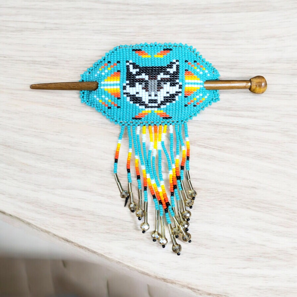 Barrette perlée à franges loup et pique en bois