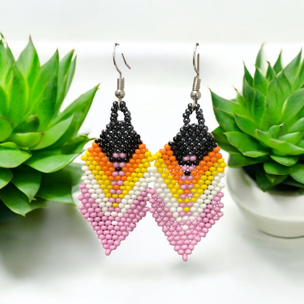 Boucles d'oreilles pendantes OldTribes™ en perles roses et noires avec plume
