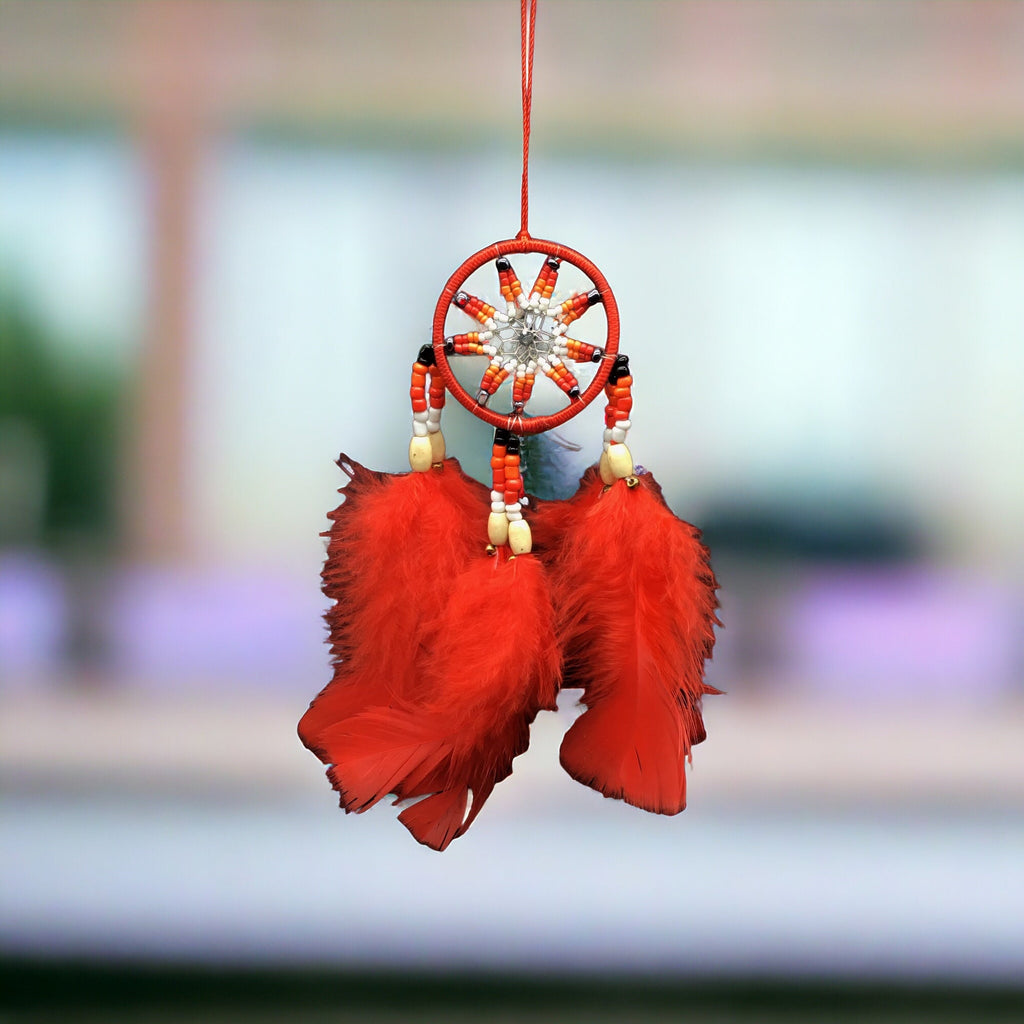 Petit attrape-rêves rouge fait main avec plumes rouges