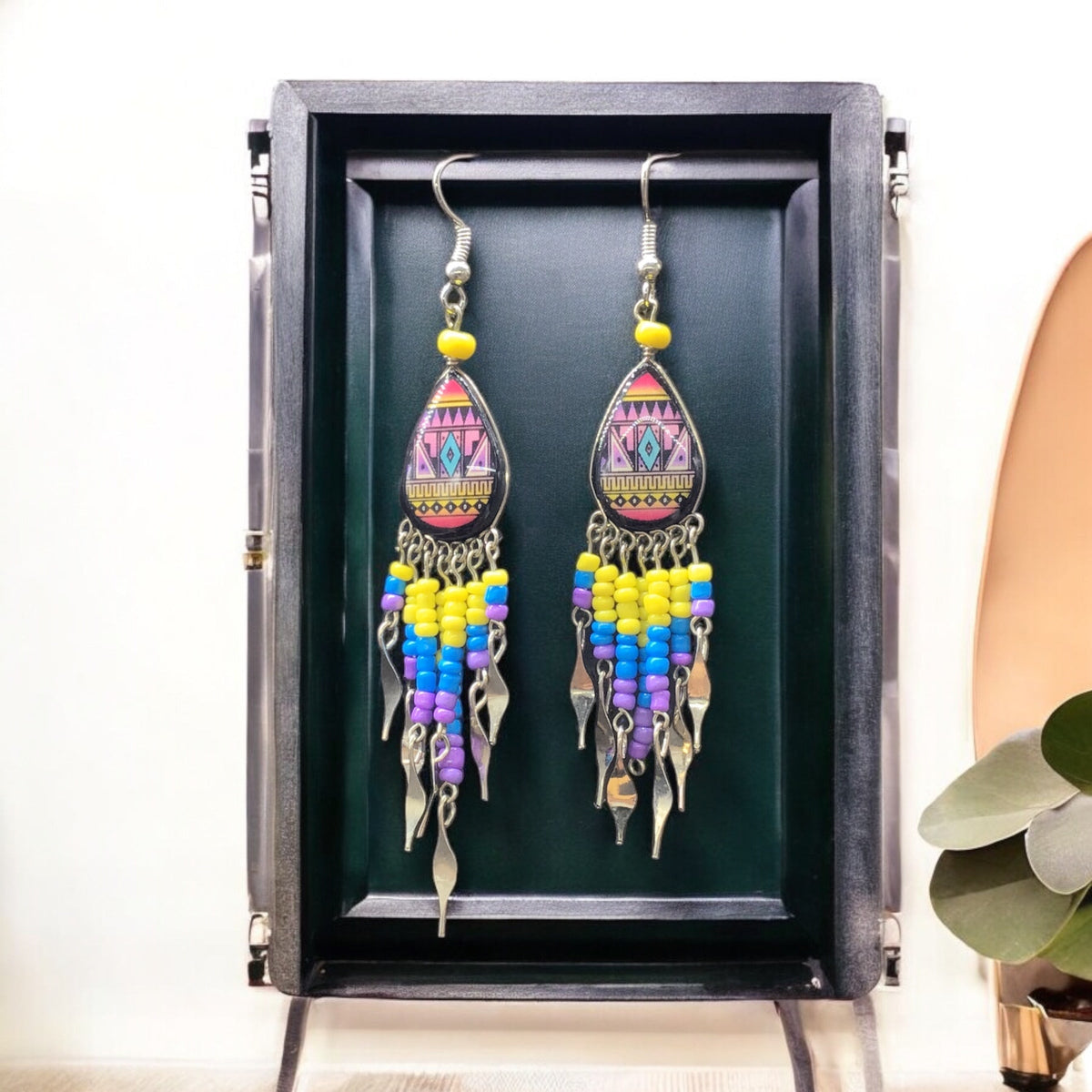Boucles d'oreilles OldTribes™ petites en forme de goutte, violettes et jaunes, style sud-ouest