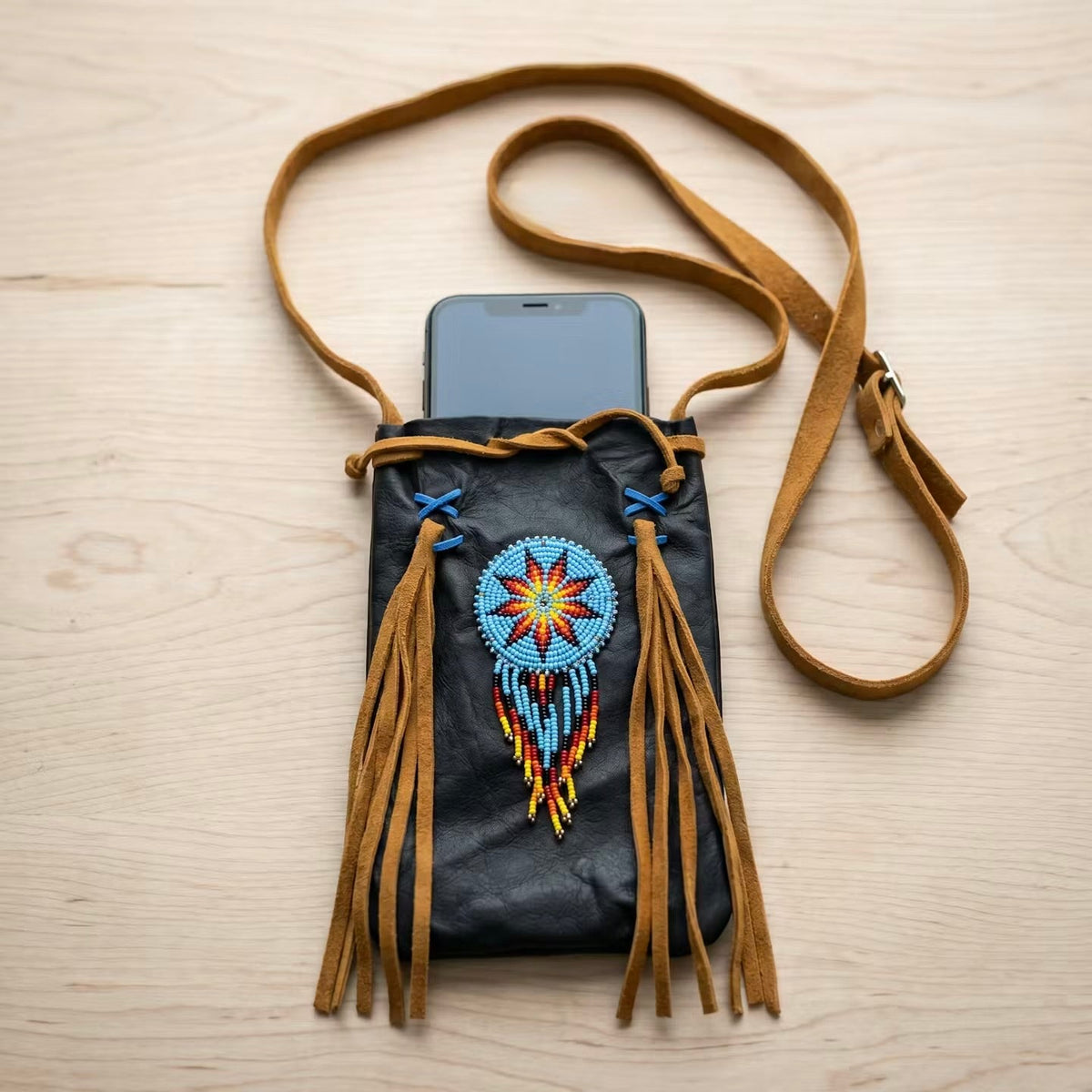 Pochette de téléphone en daim brodée de perles ~ Noir