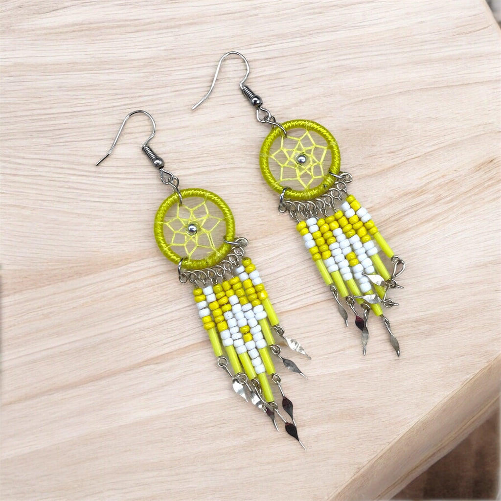 Boucles d'oreilles Attrape-rêves perlées jaunes et blanches
