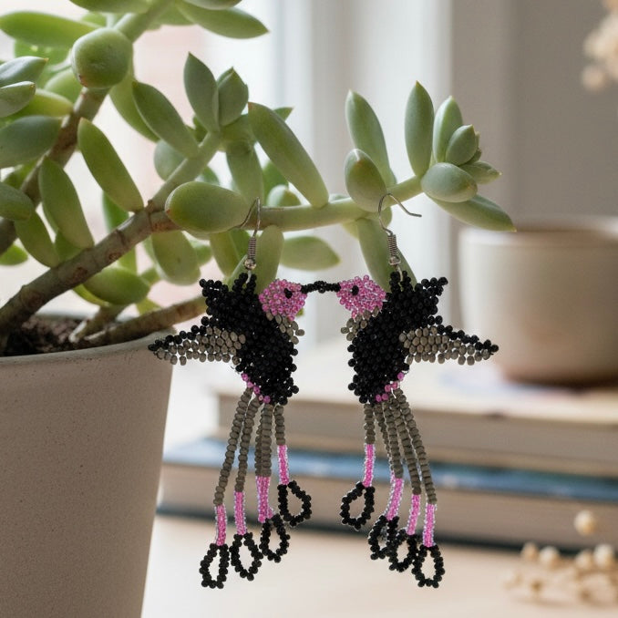 Boucles d'oreilles colibri perlées faites à la main - Violettes et noires