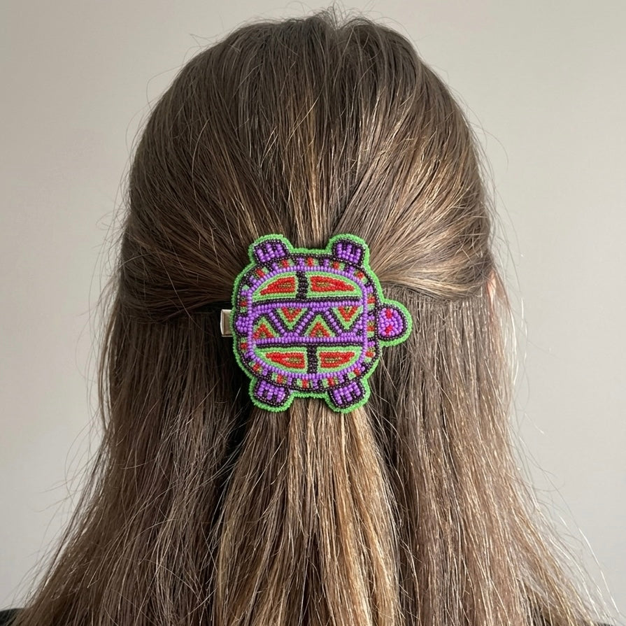 Barrette tortue perlée accent vert
